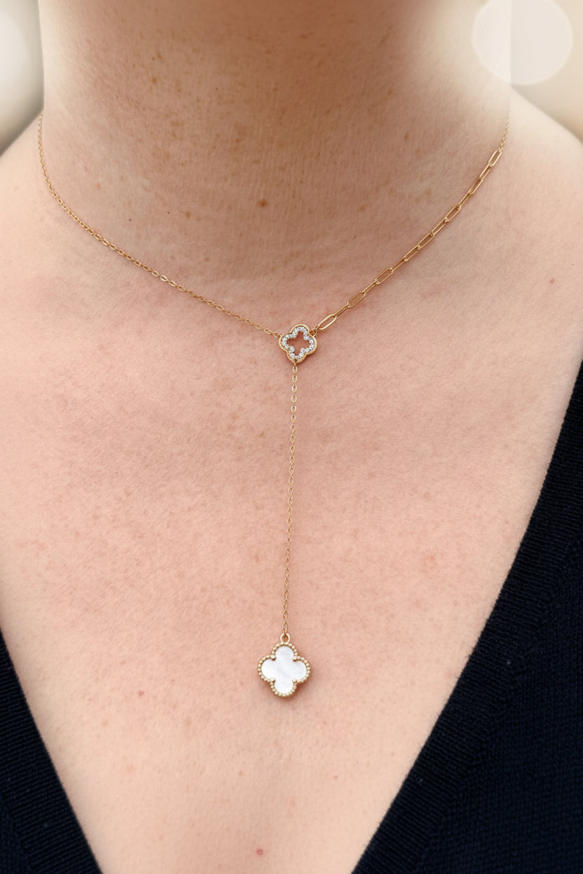 Gold necklace with clover-shaped pendant in mother of pearl  on a person's neck